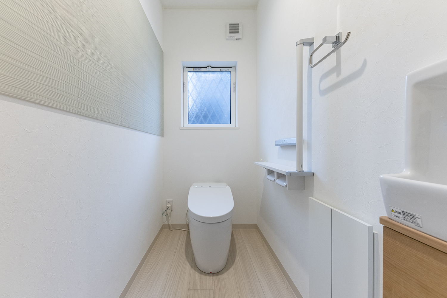 1階トイレ／タンクレスタイプを採用し、手洗いや場所をとらないキャビネットを設置して機能的でスッキリとした空間になりました。